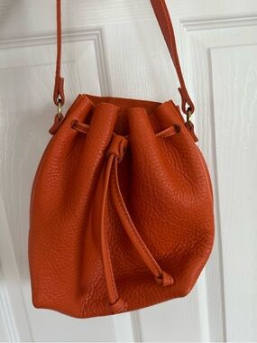 NWOT Portland Leather Pebbled Drawstring Bucket Crossbody. Cape Coral SM